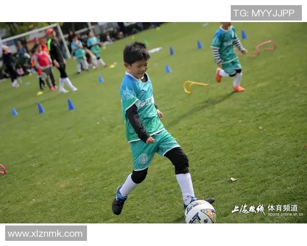 球星带娃遛弯展亲子魅力足球场上父爱与球技并行 球星带娃遛弯展亲子魅力足球场上父爱与球技并行